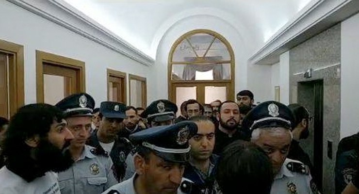 Եռեւեփում Էջմիածնի պարիսպներուն ներքեւ